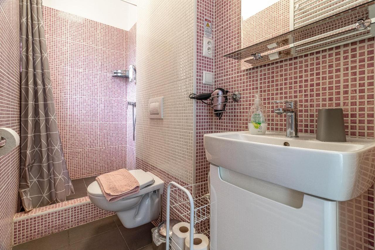 Bratislava -Apartment Near The City Center With A Balcony Ngoại thất bức ảnh